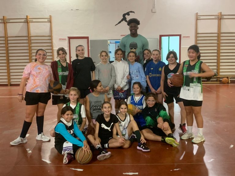 Lee más sobre el artículo El jugador del EBA Antonio Mendes visita a las chicas del mini Bahía Sur